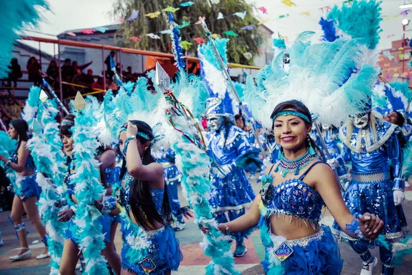 ORURO, BOLÍVIA - FEVEREIRO 10, 2018: Dançarinos no Carnaval de Oruro em — Fotografia de Stock