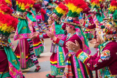 : Oruro, Bolivia - 10 Şubat 2018: Oruro karnaval, dansçılar