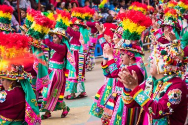 : Oruro, Bolivia - 10 Şubat 2018: Oruro karnaval, dansçılar
