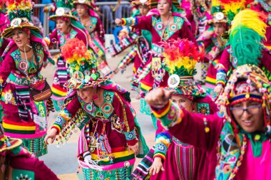 : Oruro, Bolivia - 10 Şubat 2018: Oruro karnaval, dansçılar