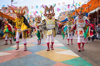 : Oruro, Bolivia - 10 Şubat 2018: Oruro karnaval, dansçılar