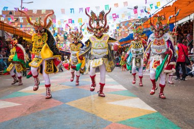 : Oruro, Bolivia - 10 Şubat 2018: Oruro karnaval, dansçılar