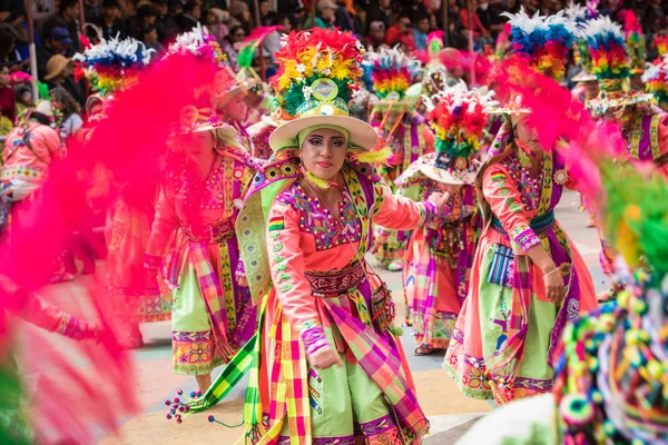 Oruro, Bolivia - 10 februari 2018: Dansare på Oruro karneval i — Stockfoto