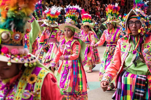 ORURO, BOLÍVIA - FEVEREIRO 10, 2018: Dançarinos no Carnaval de Oruro em — Fotografia de Stock