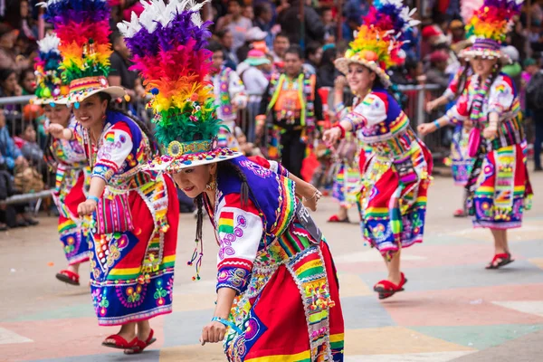 ORURO, BOLIVIA - 10 DE FEBRERO DE 2018: Bailarines en el Carnaval de Oruro — Foto de Stock