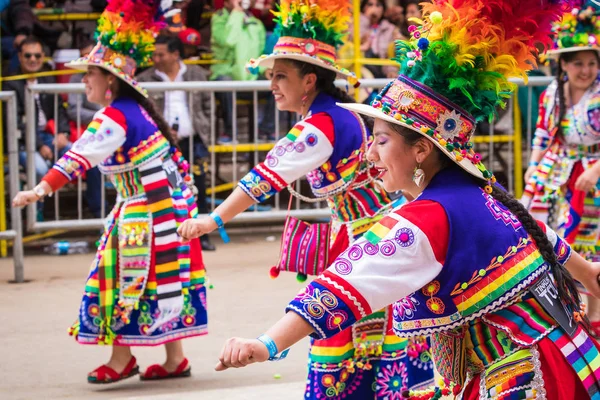 Oruro, bolivien - 10. februar 2018: tänzer beim oruro-karneval in — Stockfoto