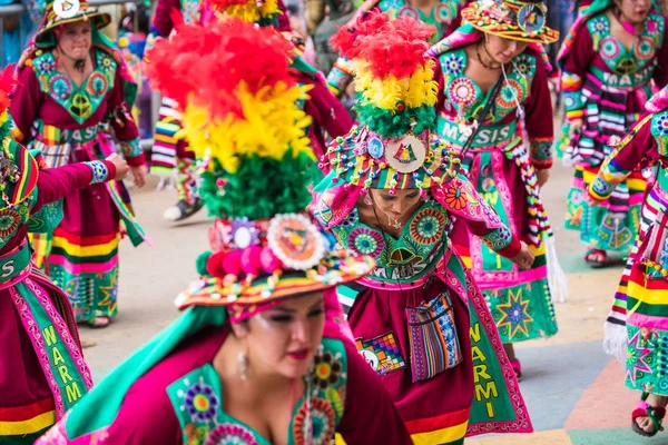 Oruro, Bolivia -, 10 februari 2018: Dansers bij Oruro carnaval in — Stockfoto