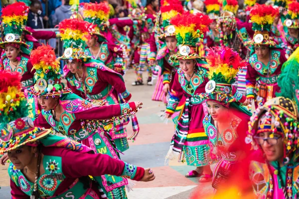 Оруро, Боливия - 10 февраля 2018 года: Танцоры на карнавале в Оруро — стоковое фото