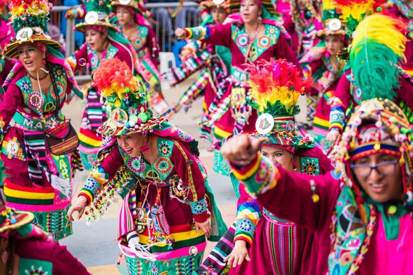 Oruro, Bolivia -, 10 februari 2018: Dansers bij Oruro carnaval in — Stockfoto