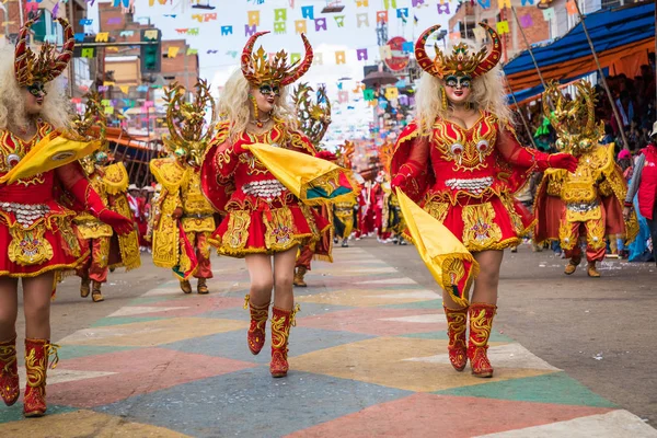 Oruro, bolivien - 10. februar 2018: tänzer beim oruro-karneval in — Stockfoto