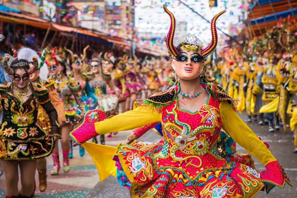 Oruro, Bolivia -, 10 februari 2018: Dansers bij Oruro carnaval in — Stockfoto