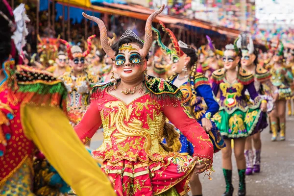 奥鲁罗, 玻利维亚-2018年2月10日: 舞者在奥鲁罗狂欢节在 — 图库照片