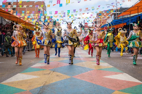 Oruro, bolivien - 10. februar 2018: tänzer beim oruro-karneval in — Stockfoto