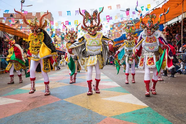 Oruro, bolivien - 10. februar 2018: tänzer beim oruro-karneval in — Stockfoto