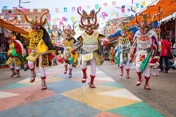 Oruro, Bolivia -, 10 februari 2018: Dansers bij Oruro carnaval in — Stockfoto