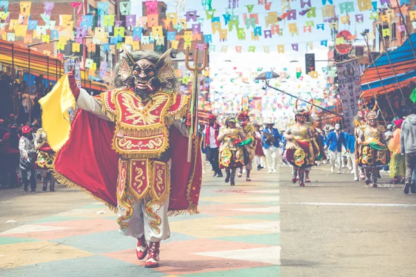 Oruro, bolivien - 10. februar 2018: tänzer beim oruro-karneval in — Stockfoto