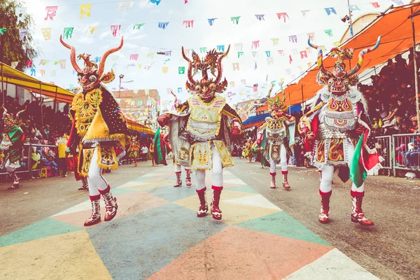 Oruro, bolivien - 10. februar 2018: tänzer beim oruro-karneval in — Stockfoto