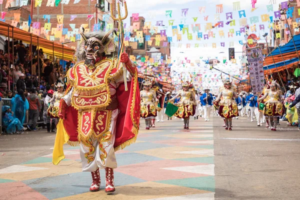 Oruro, bolivien - 10. februar 2018: tänzer beim oruro-karneval in — Stockfoto