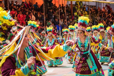 : Oruro, Bolivia - 10 Şubat 2018: Oruro karnaval, dansçılar