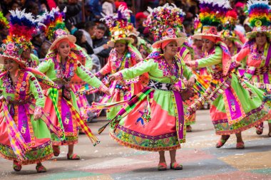 : Oruro, Bolivia - 10 Şubat 2018: Oruro karnavalında dansçılar.