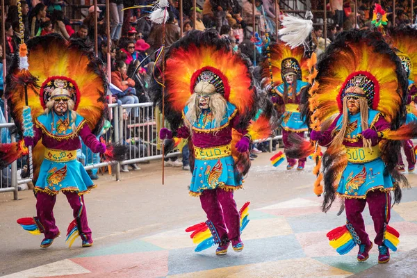 Carlos Amantini Bolivia cultural y tradiciones 5 ORURO, BOLIVIA - 10 DE FEBRERO DE 2018: Bailarines en el Carnaval de Oruro — Foto editorial de stock © Curioso_Travel_Photography #195297598