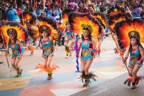 ORURO, BOLÍVIA - FEVEREIRO 10, 2018: Dançarinos no Carnaval de Oruro em — Fotografia de Stock