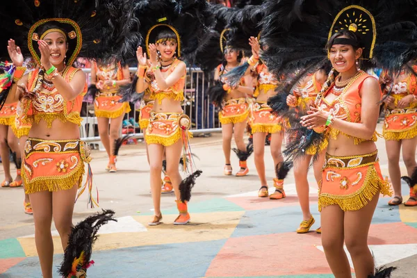 ORURO, BOLÍVIA - FEVEREIRO 10, 2018: Dançarinos no Carnaval de Oruro em — Fotografia de Stock