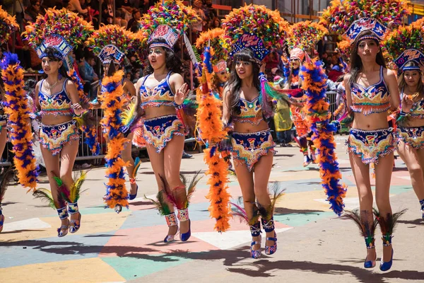 Oruro, bolivien - 10. februar 2018: tänzer beim oruro-karneval in — Stockfoto