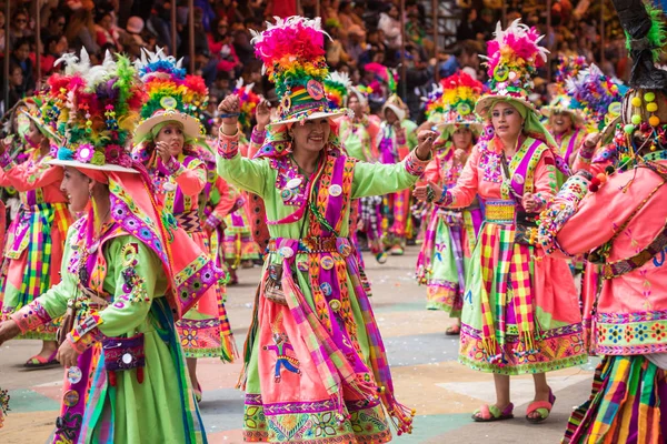 ORURO, BOLÍVIA - FEVEREIRO 10, 2018: Dançarinos no Carnaval de Oruro . — Fotografia de Stock