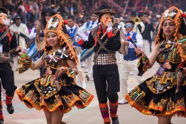 : Oruro, Bolivia - 10 Şubat 2018: Oruro karnaval, dansçılar
