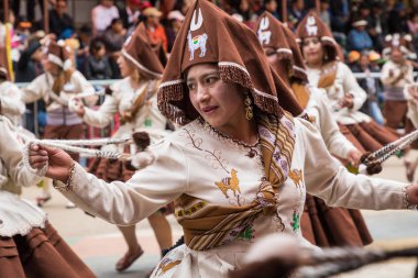 : Oruro, Bolivia - 10 Şubat 2018: Oruro karnaval, dansçılar
