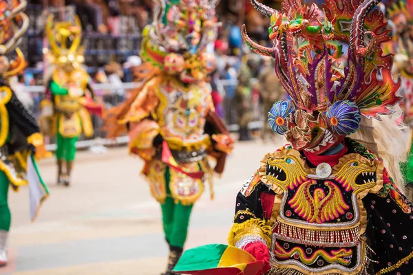 Oruro, Bolivia -, 10 februari 2018: Dansers bij Oruro carnaval in — Stockfoto