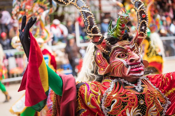 Oruro, bolivien - 10. februar 2018: tänzer beim oruro-karneval in — Stockfoto