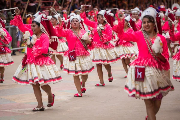 Oruro, Bolivia - 10 februari 2018: Dansare på Oruro karneval i — Stockfoto