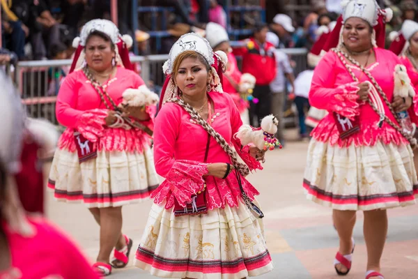 Oruro, bolivien - 10. februar 2018: tänzer beim oruro-karneval in — Stockfoto