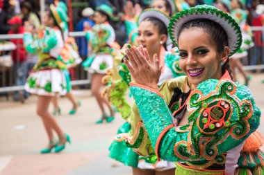 : Oruro, Bolivia - 10 Şubat 2018: Oruro karnaval, dansçılar