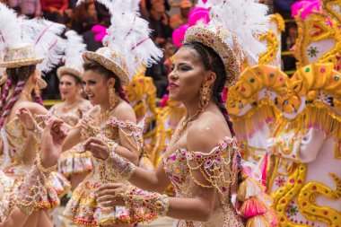 : Oruro, Bolivia - 10 Şubat 2018: Oruro karnaval, dansçılar