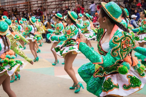 Oruro, Bolivia -, 10 februari 2018: Dansers bij Oruro carnaval in — Stockfoto
