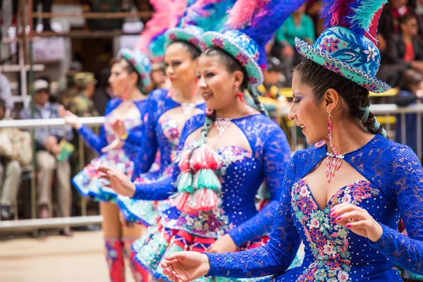ORURO, BOLÍVIA - FEVEREIRO 10, 2018: Dançarinos no Carnaval de Oruro em — Fotografia de Stock