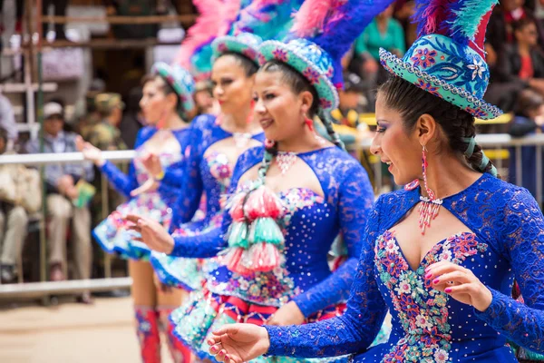 ORURO, BOLIVIA - 10 DE FEBRERO DE 2018: Bailarines en el Carnaval de Oruro — Foto de Stock