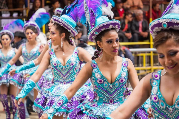 Oruro, Bolivia -, 10 februari 2018: Dansers bij Oruro carnaval in — Stockfoto