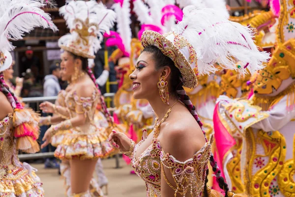 ORURO, BOLÍVIA - FEVEREIRO 10, 2018: Dançarinos no Carnaval de Oruro em — Fotografia de Stock