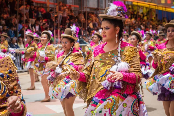 Oruro, bolivien - 10. februar 2018: tänzer beim oruro-karneval in — Stockfoto