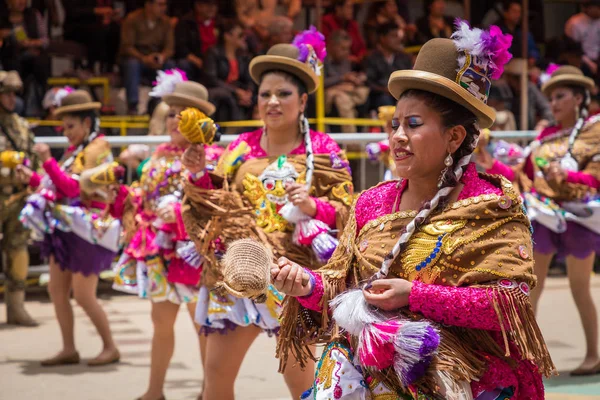 Oruro, Bolivia - 10 februari 2018: Dansare på Oruro karneval i — Stockfoto