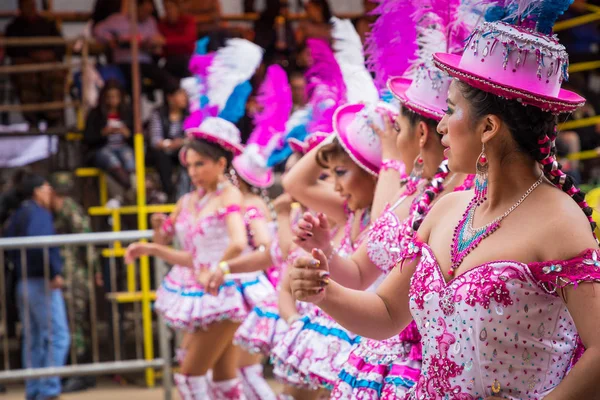 ORURO, BOLIVIA - 10 DE FEBRERO DE 2018: Bailarines en el Carnaval de Oruro — Foto de Stock