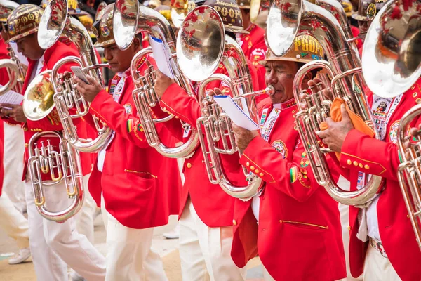 Oruro, Bolivia -, 10 februari 2018: Dansers bij Oruro carnaval in — Stockfoto