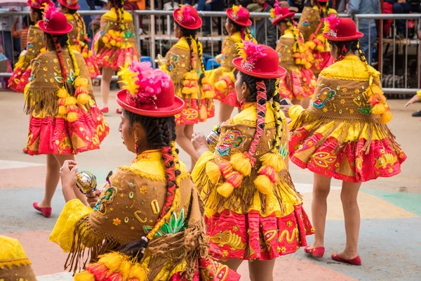 Oruro, bolivien - 10. februar 2018: tänzer beim oruro-karneval in — Stockfoto