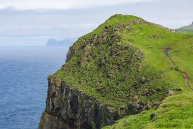 Mykines Adası 'nın tepesi karamsar bulutlarla kaplı