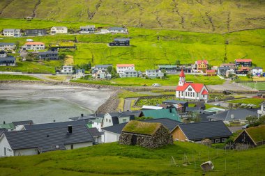 Sandavagur köyünde Kızıl Çatılı Lüteryen Kilisesi. 