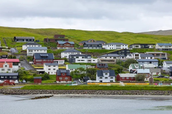 Miovagur byn, belägen på Färöarna, Danmark. — Stockfoto